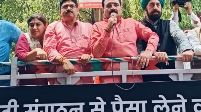 AAP दफ्तर पर BJP का प्रदर्शन, सचदेवा का दावा दिल्ली की  सातों सीटों पर खिलेगा कमल