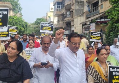 विधानसभा में “आप” विधायकों द्वारा दिल्ली लक्ष्मी योजना का बहिष्कार करने के विरूद्ध भाजपा का “आप” के सभी 22 विधायकों के विरुद्ध मोहनलाल गिहारा के संयोजन में प्रदर्शन