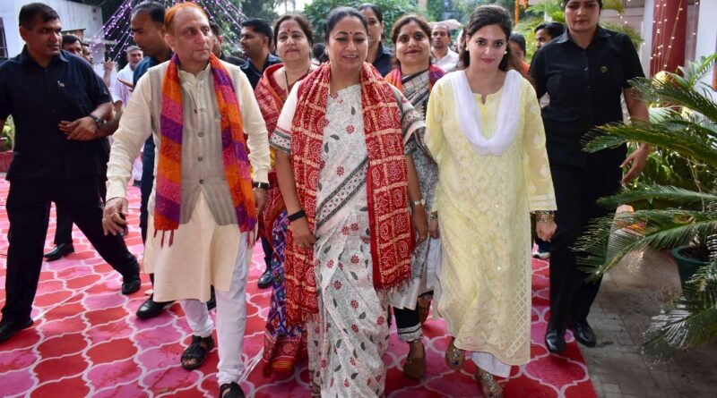 दिल्ली CM रेखा गुप्ता ने महापौर निवास पर आयोजित तीज महोत्सव में की शिरकत; झूलों, व्यंजनों का भी लिया आनंद दिल्ली CM रेखा गुप्ता ने महापौर निवास पर आयोजित तीज महोत्सव में की शिरकत; झूलों, व्यंजनों का भी लिया आनंद
